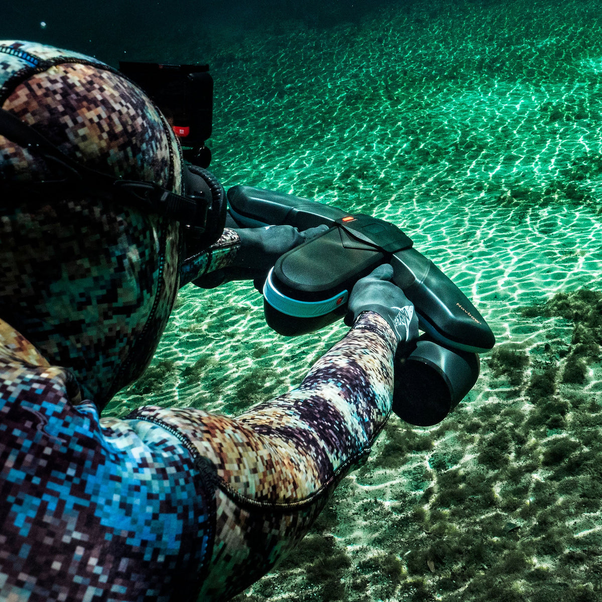 SUBLUE Navbow+ Underwater Scooter – Dual-Motor Dive Propulsion with Real-Time Dive Data