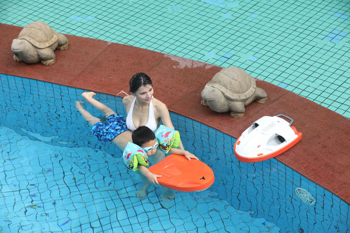 Swii Swim Training & Recreation Propulsion Board – Dual-Propeller Kickboard with Smart Controls