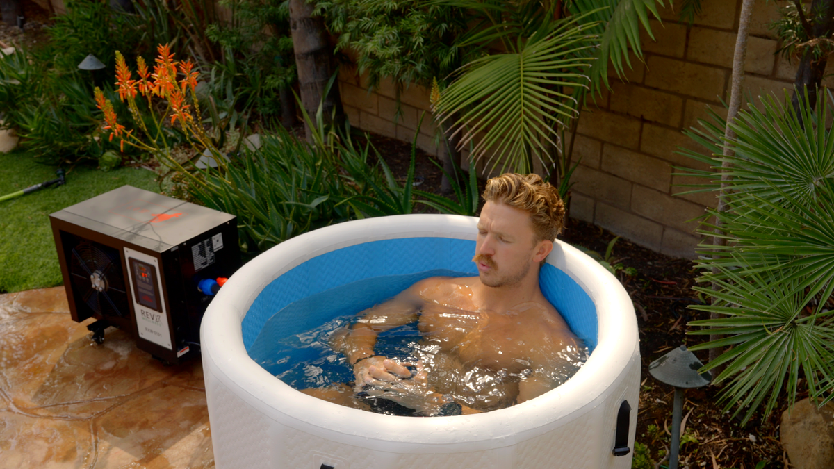 RevX Inflatable Barrel Cold Plunge – Insulated Portable Tub with Inflatable Steps