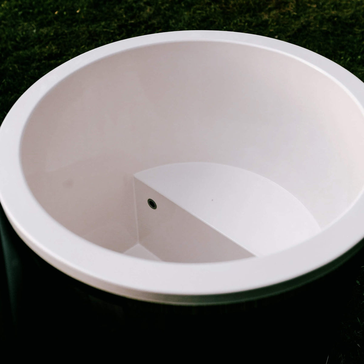 Premium 1-Person Cold Plunge Tub – ThermoWood Exterior & Fiberglass Interior