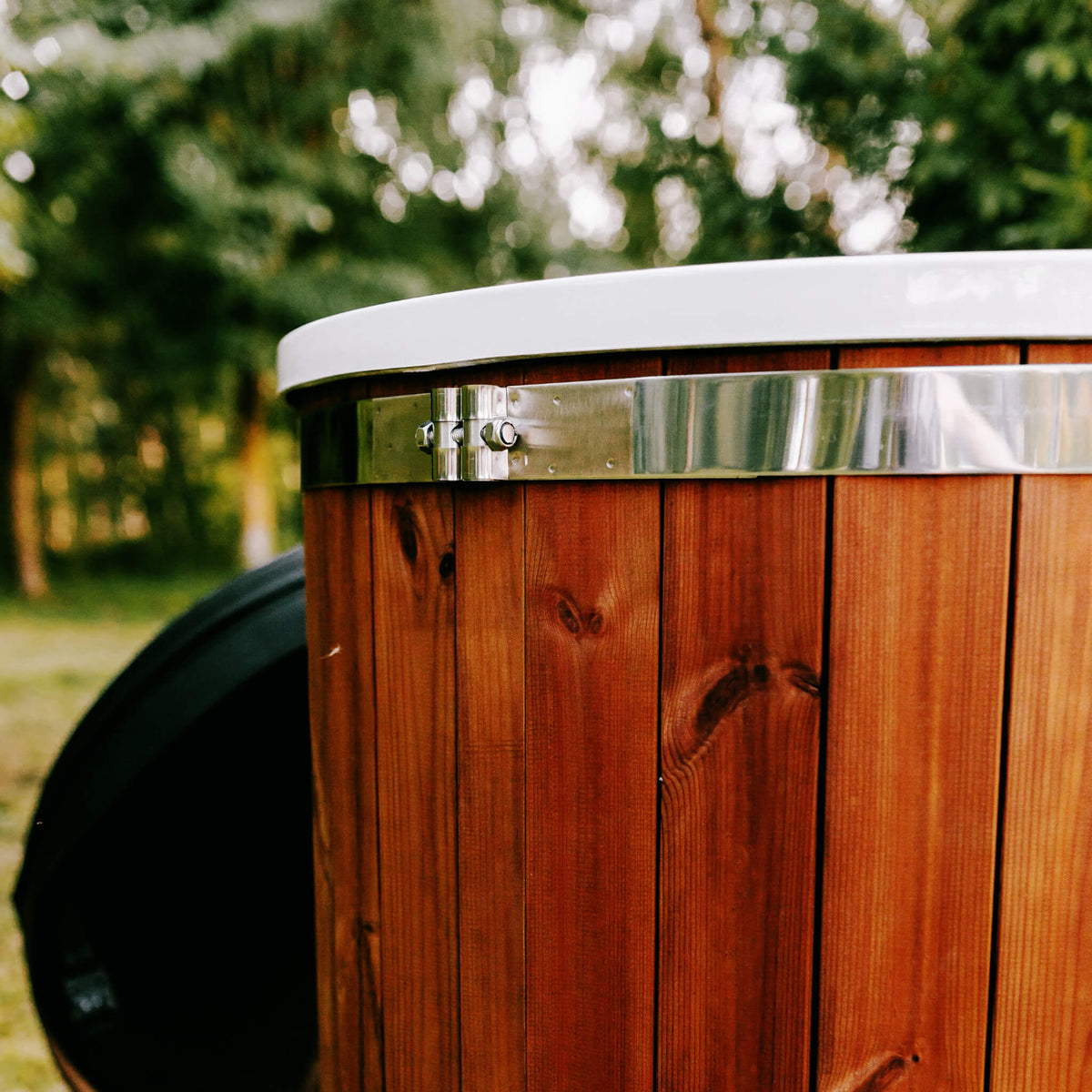 Premium 1-Person Cold Plunge Tub – ThermoWood Exterior & Fiberglass Interior
