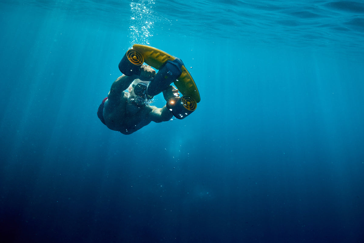 SUBLUE Navbow+ Underwater Scooter – Dual-Motor Dive Propulsion with Real-Time Dive Data