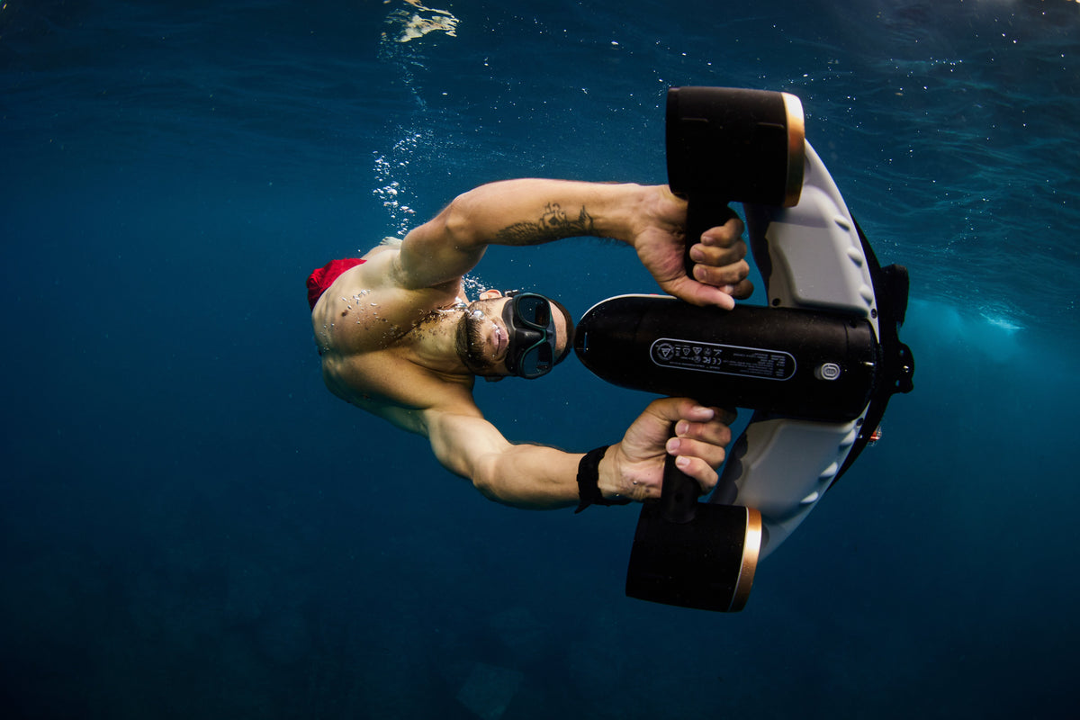 SUBLUE Navbow+ Underwater Scooter – Dual-Motor Dive Propulsion with Real-Time Dive Data