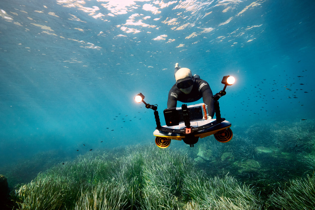 SUBLUE Navbow+ Underwater Scooter – Dual-Motor Dive Propulsion with Real-Time Dive Data