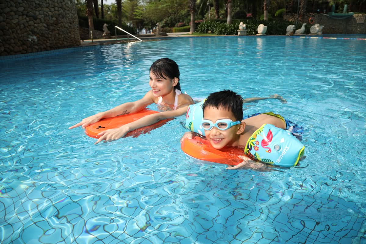 Swii Swim Training &amp; Recreation Propulsion Board – Dual-Propeller Kickboard with Smart Controls