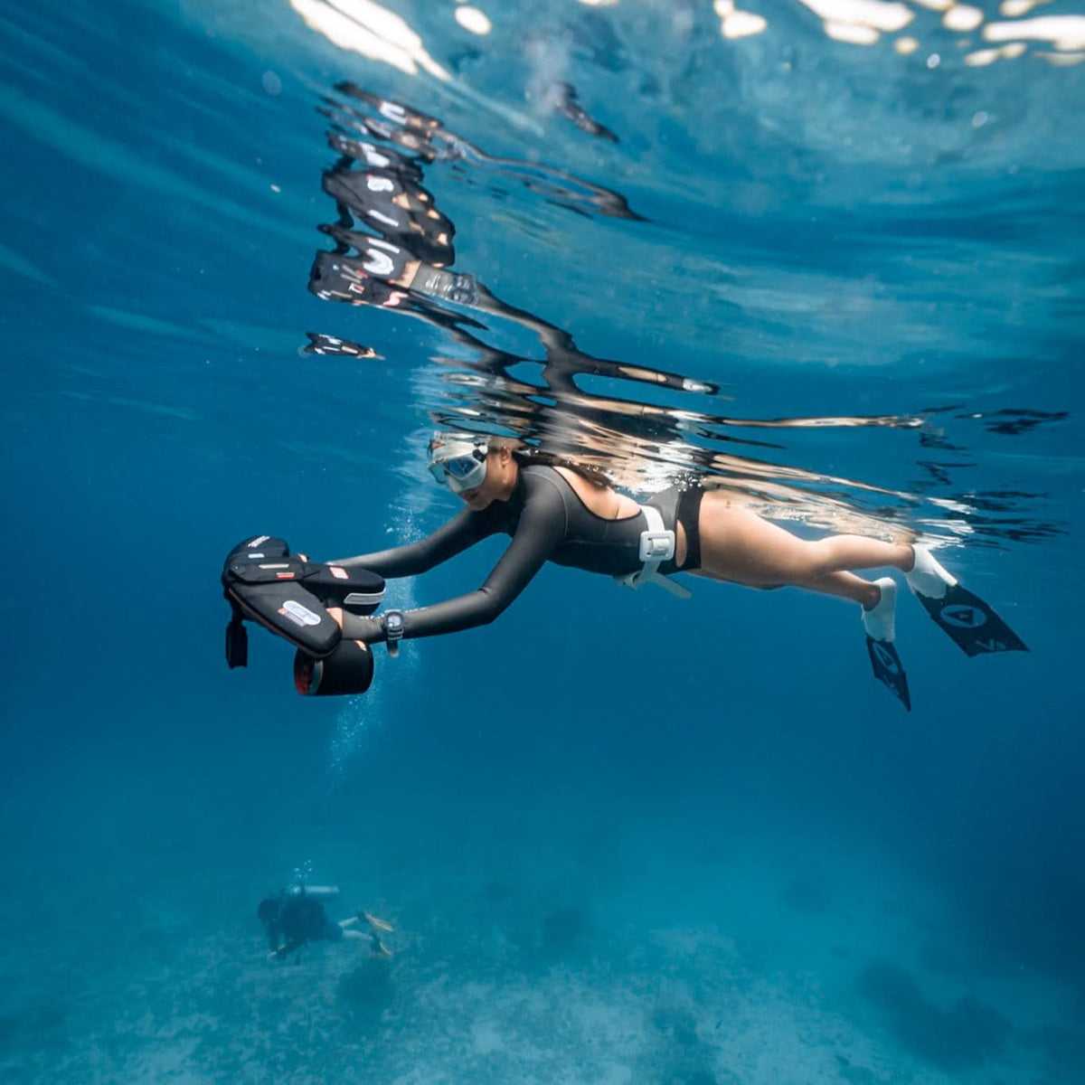 Navbow Underwater Scooter – Dual-Motor Dive Propulsion with OLED Display & 40m Depth Rating