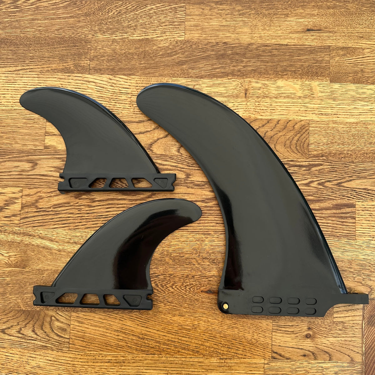 Basic Composite 2+1 Surfboard Fin Set – Center Fin & Side Bites