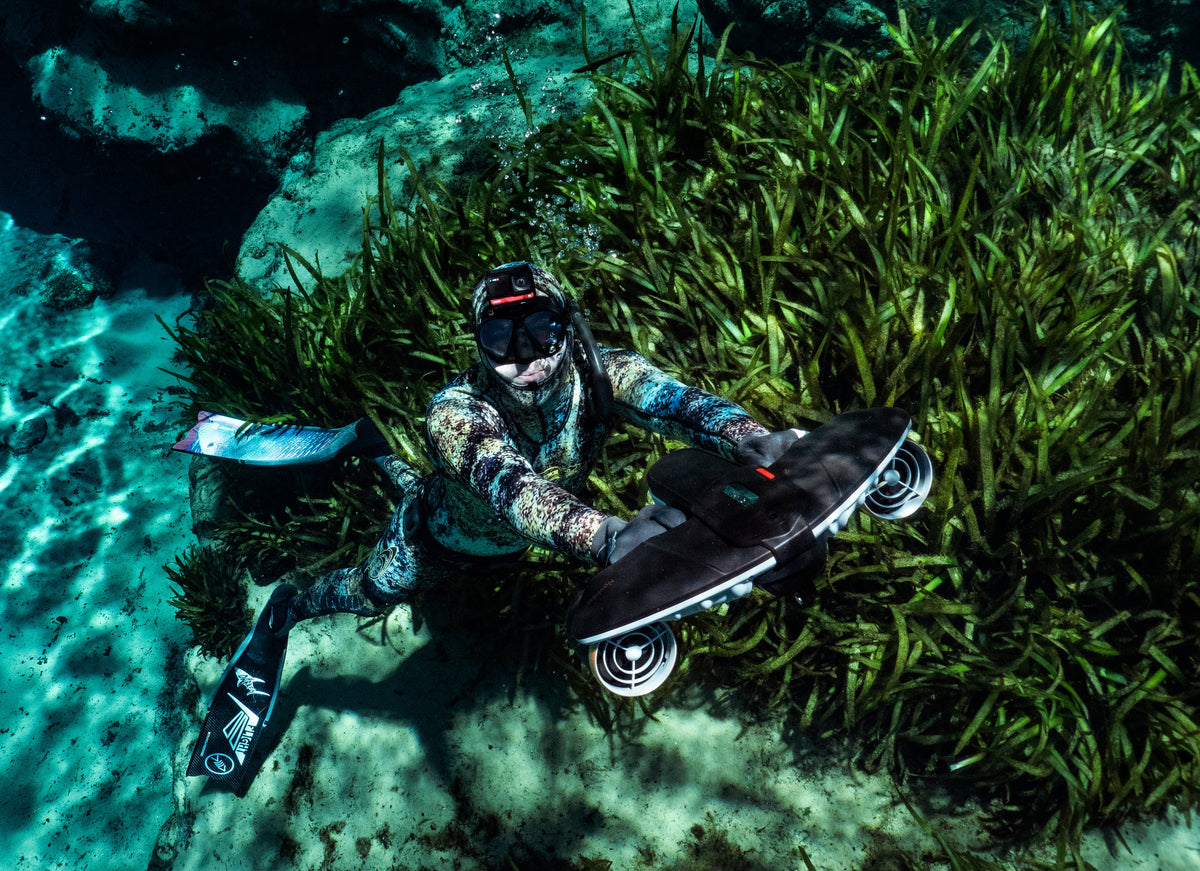 SUBLUE Navbow+ Underwater Scooter – Dual-Motor Dive Propulsion with Real-Time Dive Data