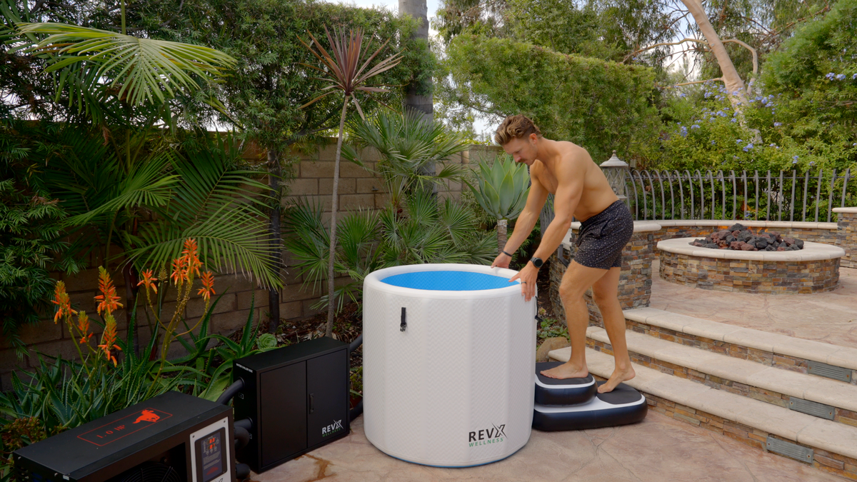 RevX Inflatable Barrel Cold Plunge – Insulated Portable Tub with Inflatable Steps