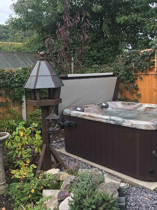 Quattro 4-Person Hot Tub Spa – Compact Design with Lounger & Captain’s Chair